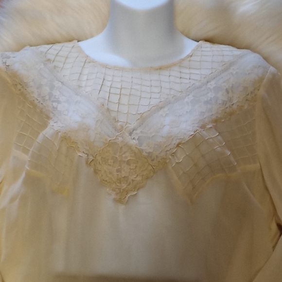 Max & Mia Sheer Lace  Blouse - Picture 9 of 10